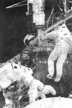 “发现”号升空,修复哈勃望远镜